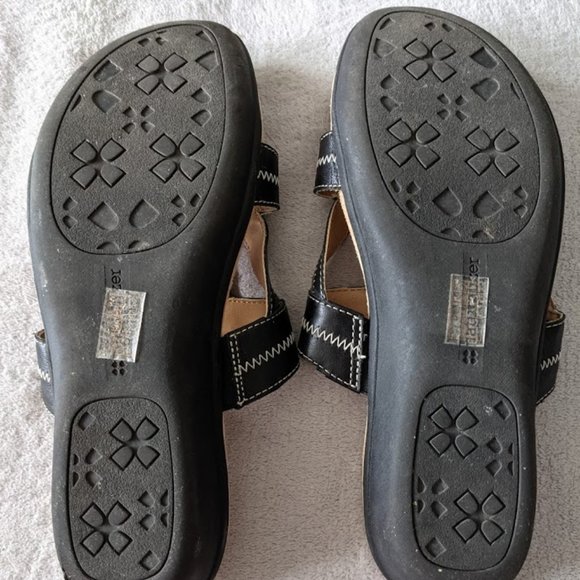 Naturalizer Waylon Black 9 Wide Width Sandals - Picture 3 of 6